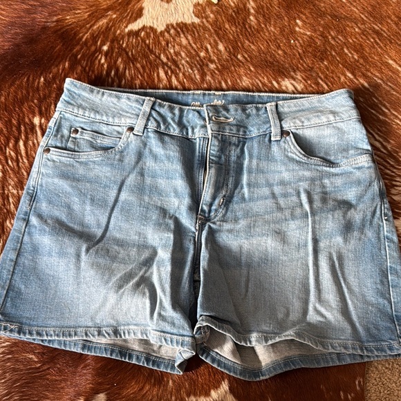 Wrangler Blue Jean Shorts Classic Distressed Style - Picture 1 of 2